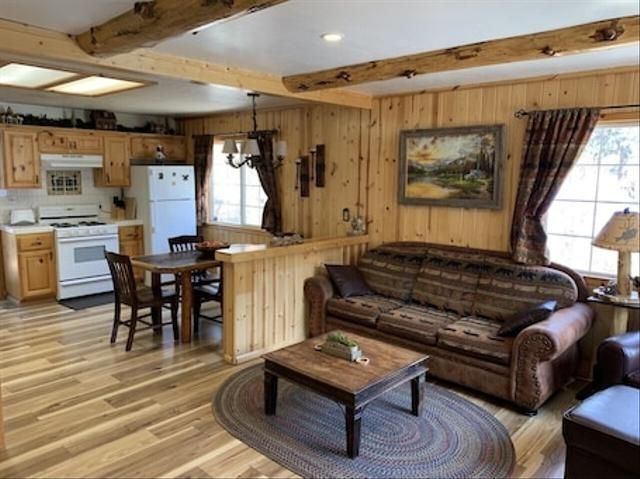 CLASSIC LOG CABIN MOUNTAIN LIFE PERFECT FOR ROMANTIC COUPLES SMALL FAMILIES