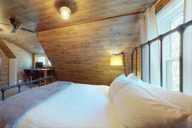 DOG FRIENDLY CABIN WITH FENCED YARD PATIO GRILL FIREPLACE AND FURNISHED DECK